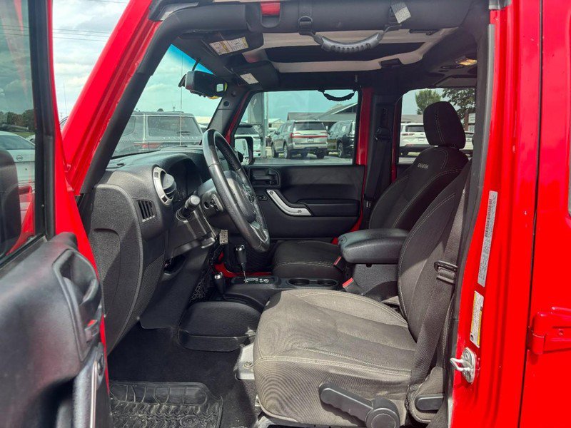 Used 2018 Jeep Wrangler Unlimited Sahara w/ Connectivity Group AWD/4WD image 8