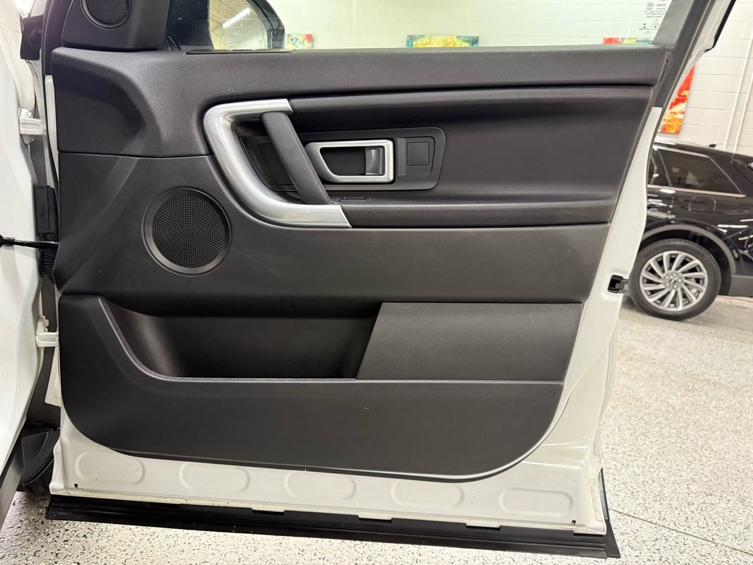 Used 2018 Land Rover Discovery Sport SE image 17