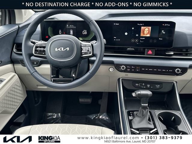 Used 2025 Kia Carnival EX image 2