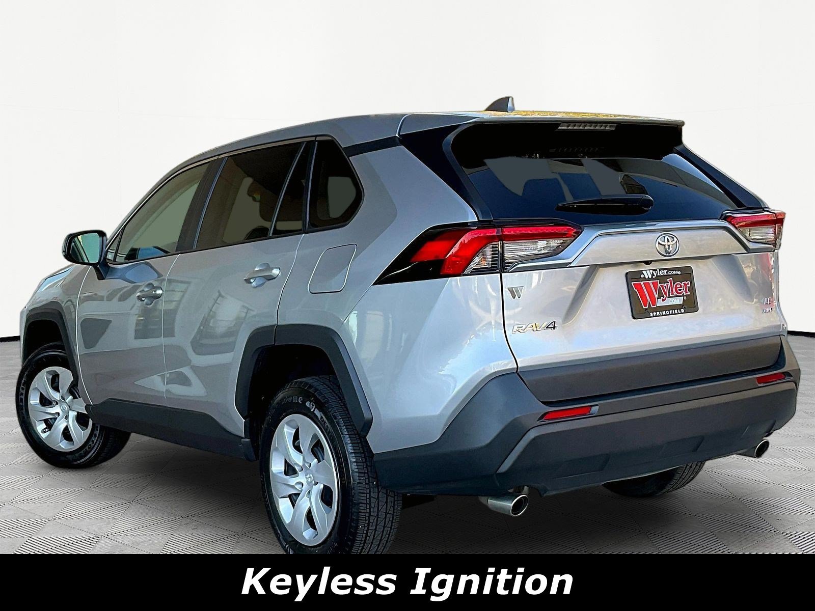Used 2024 Toyota RAV4 LE AWD/4WD image 4