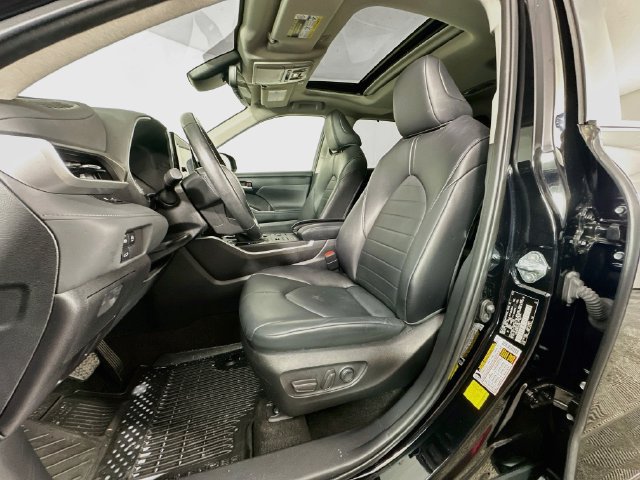 Used 2023 Toyota Highlander XLE AWD/4WD image 4