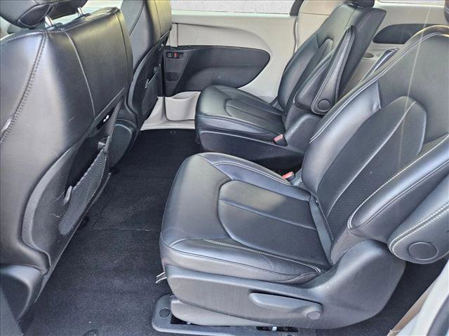 Used 2024 Chrysler Pacifica Limited FWD image 18