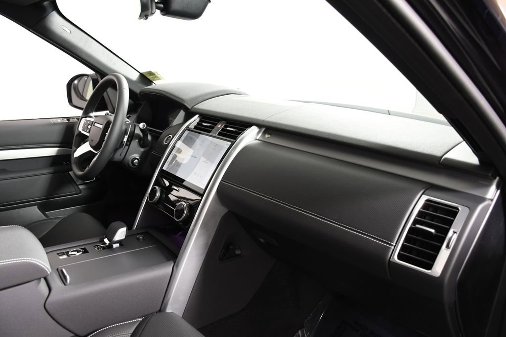 Certified 2025 Land Rover Discovery Dynamic SE image 19