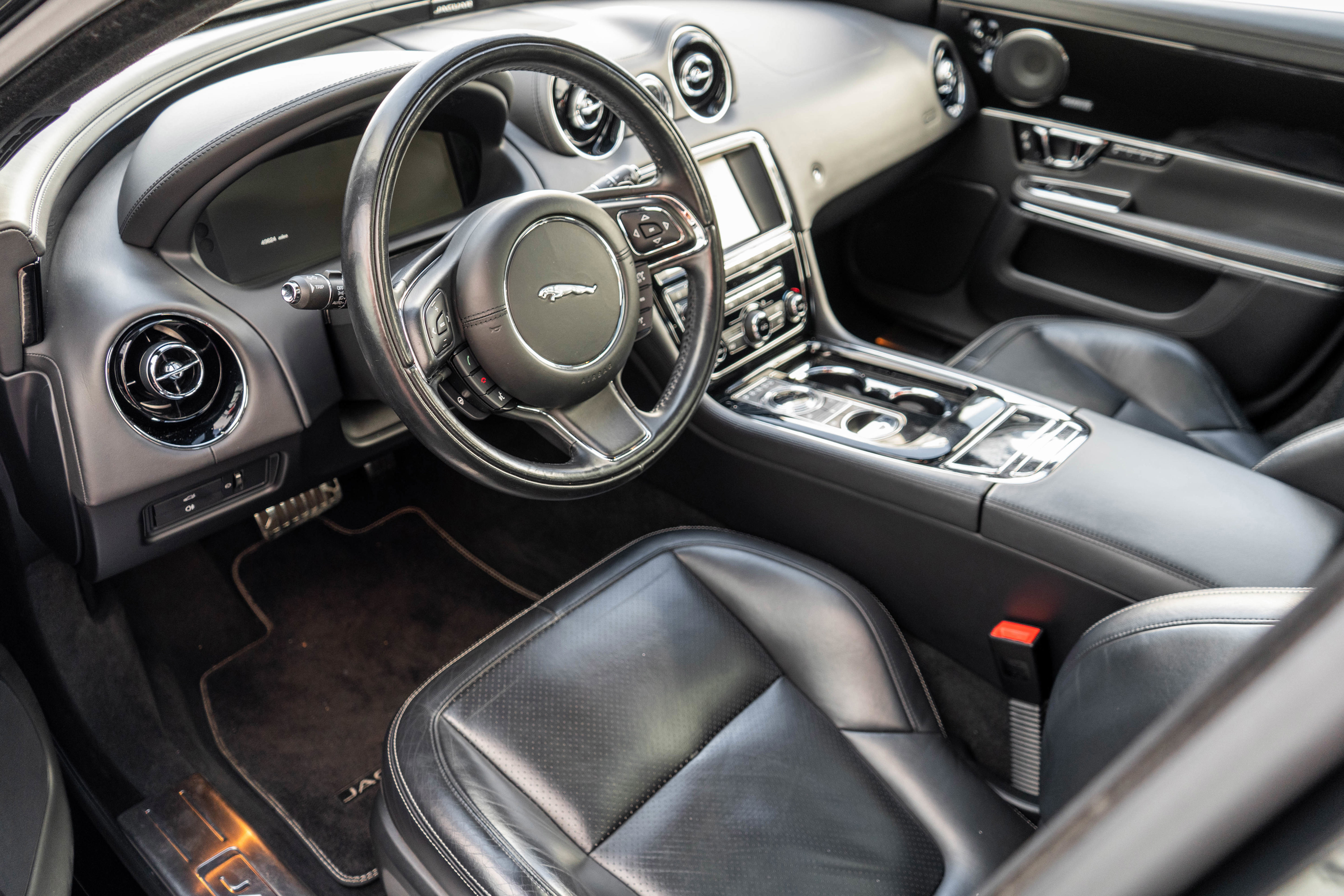 Used 2015 Jaguar XJ image 8