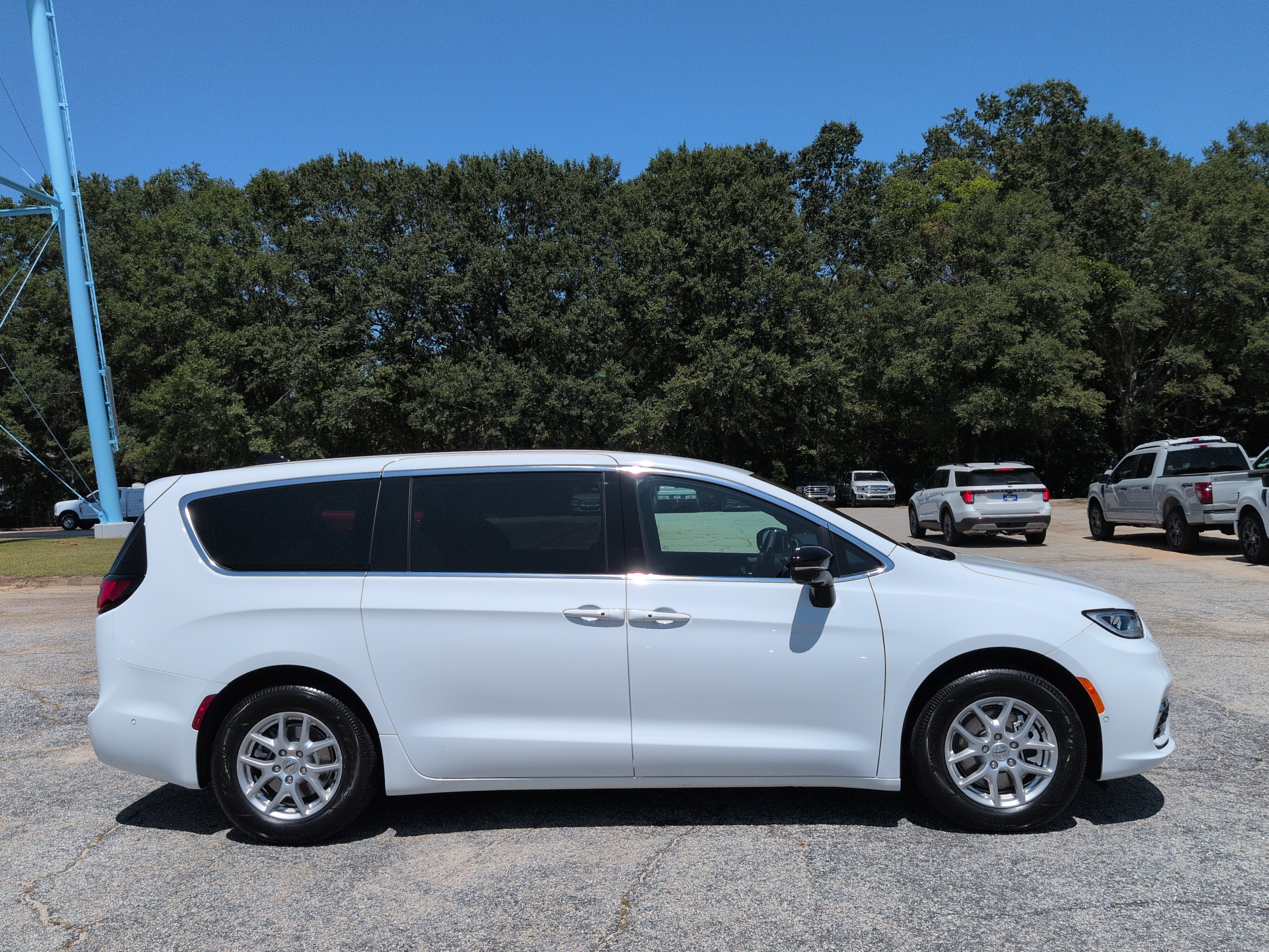 Certified 2025 Chrysler Pacifica Select FWD video 2