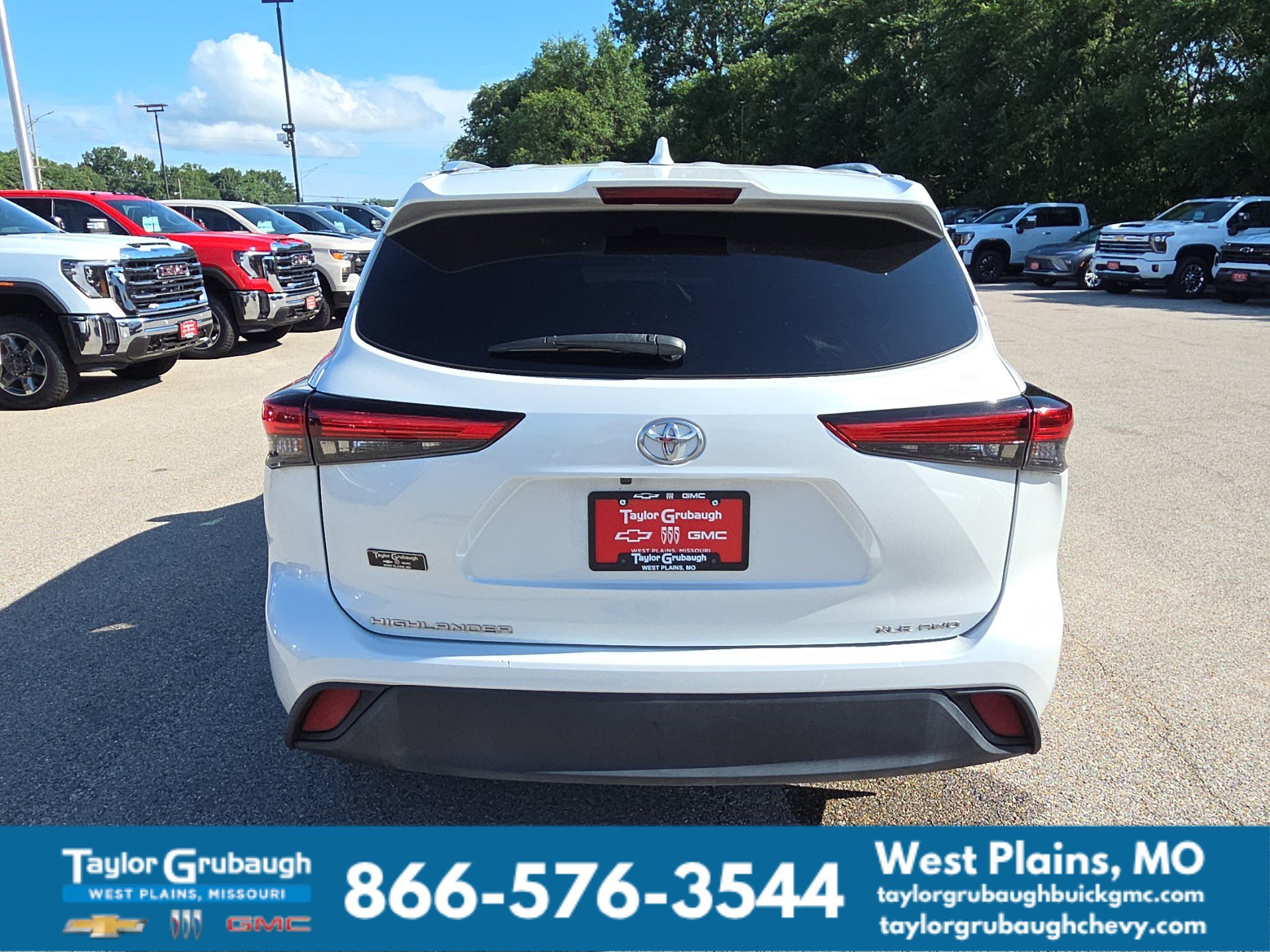 Used 2023 Toyota Highlander XLE AWD/4WD image 7