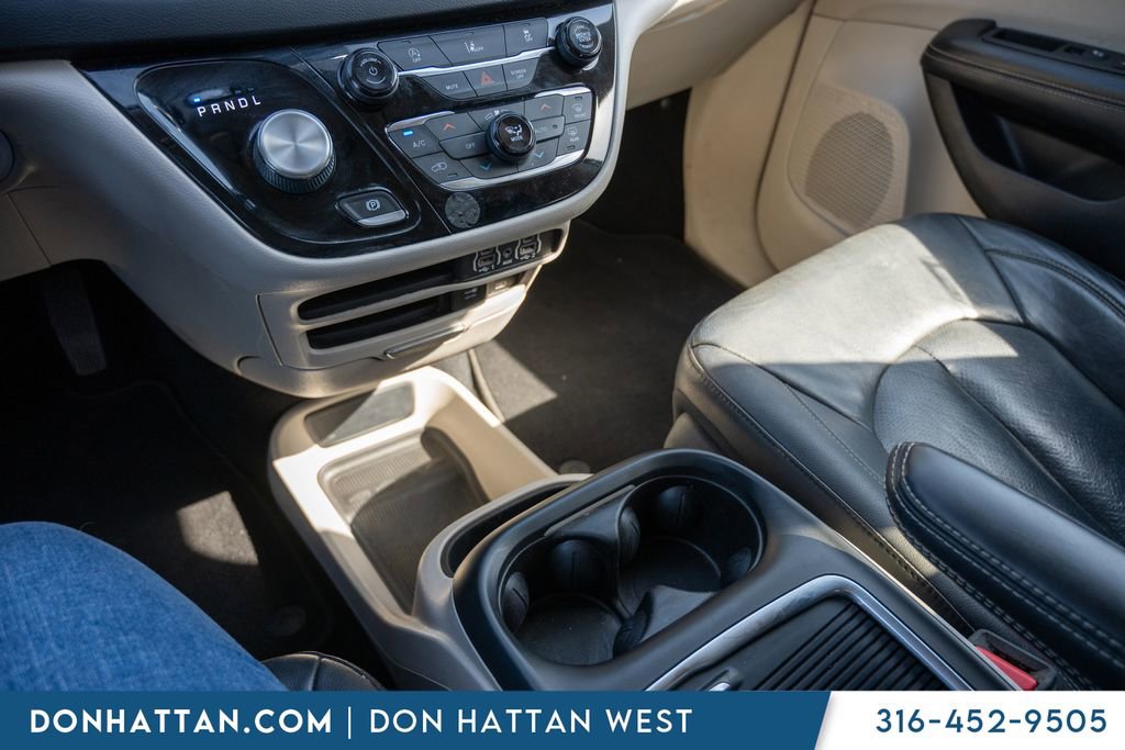 Used 2022 Chrysler Pacifica Touring-L image 13