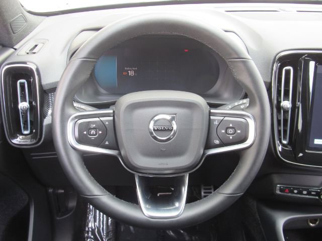 Used 2022 Volvo XC40 P8 Recharge Plus image 32