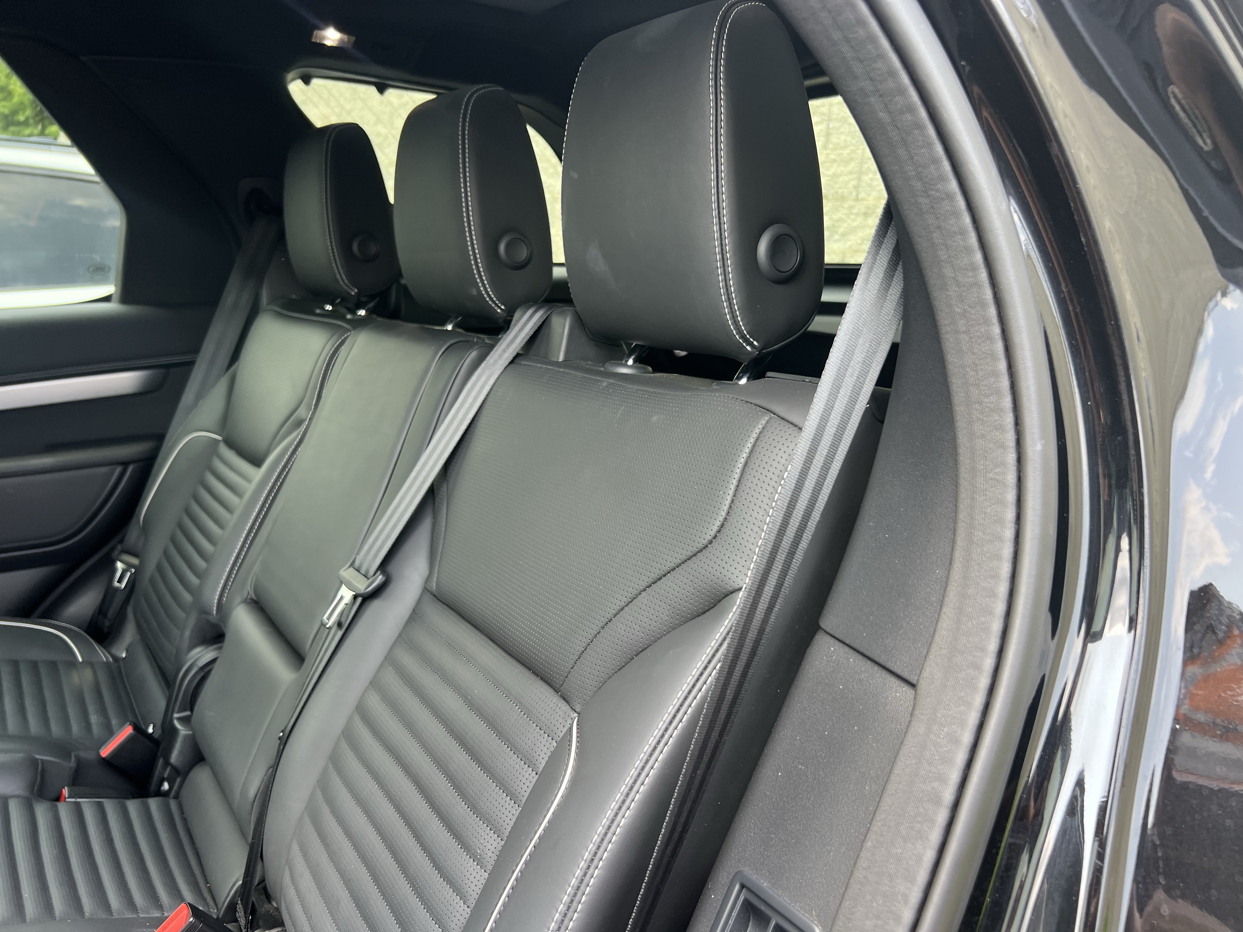 Used 2024 Land Rover Discovery Dynamic SE AWD/4WD image 33
