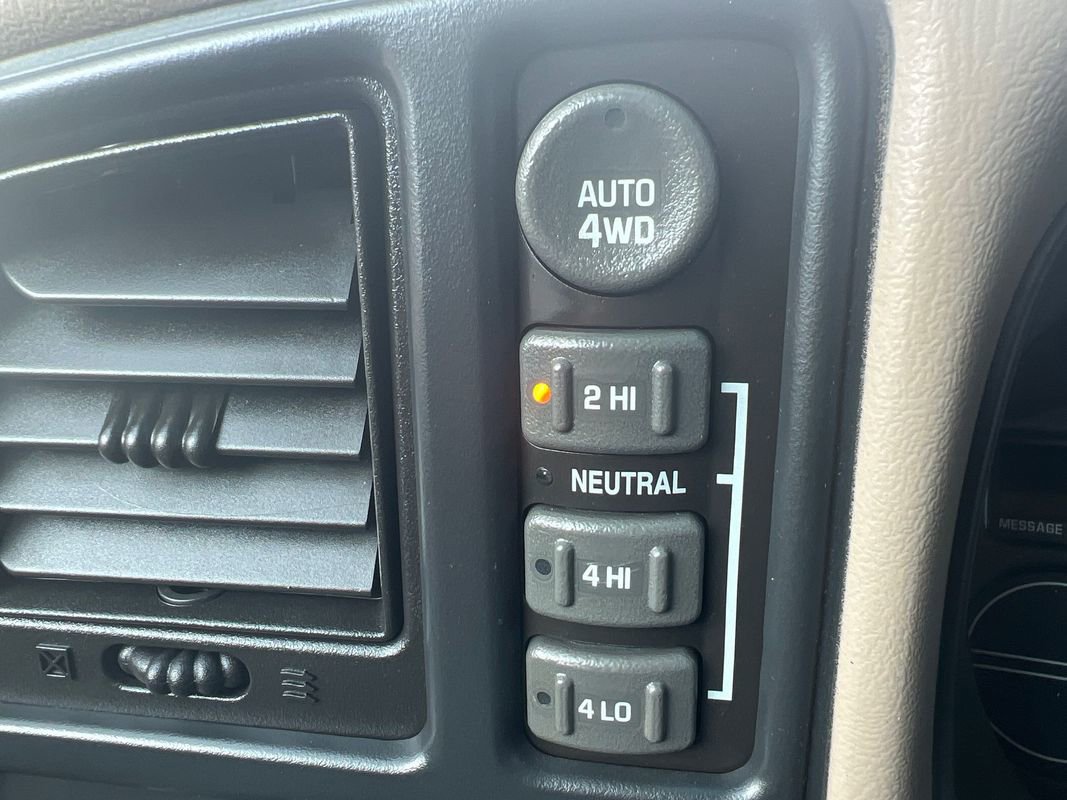 Used 2001 Chevrolet Tahoe LT w/ LT Preferred Equipment Group AWD/4WD image 19