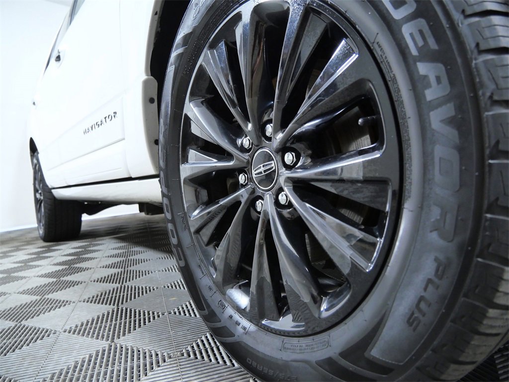 Used 2015 Lincoln Navigator Base image 2