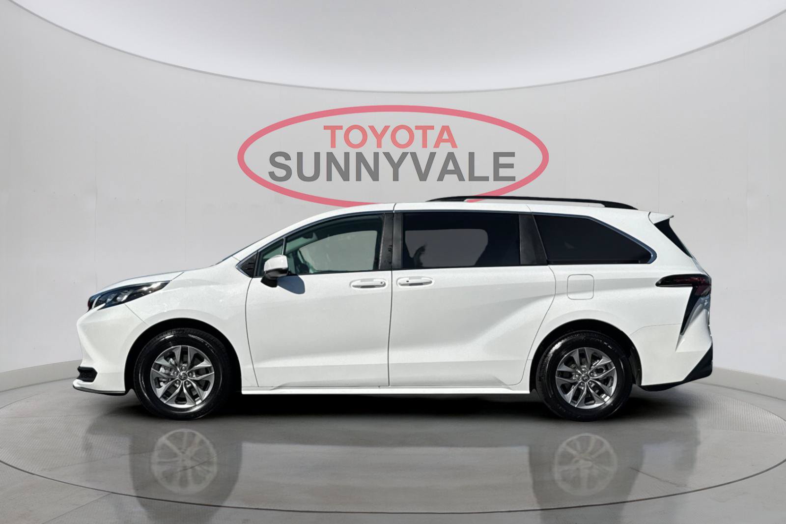 Used 2026 Toyota Sienna LE FWD image 6