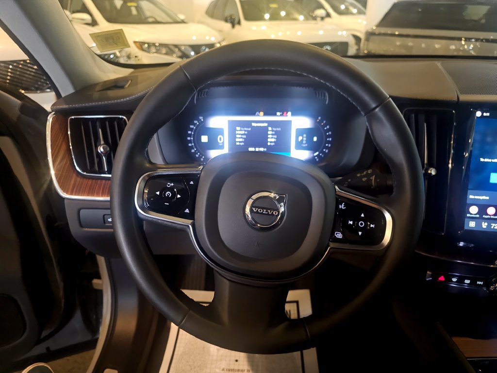 Certified 2024 Volvo XC60 B5 Ultimate w/ Climate Package AWD/4WD image 18