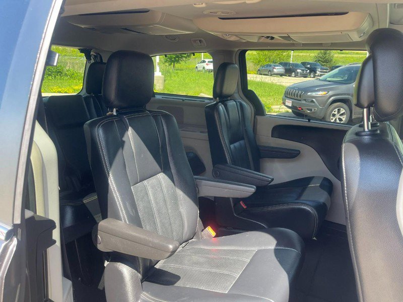 Used 2016 Chrysler Town & Country Touring-L image 13