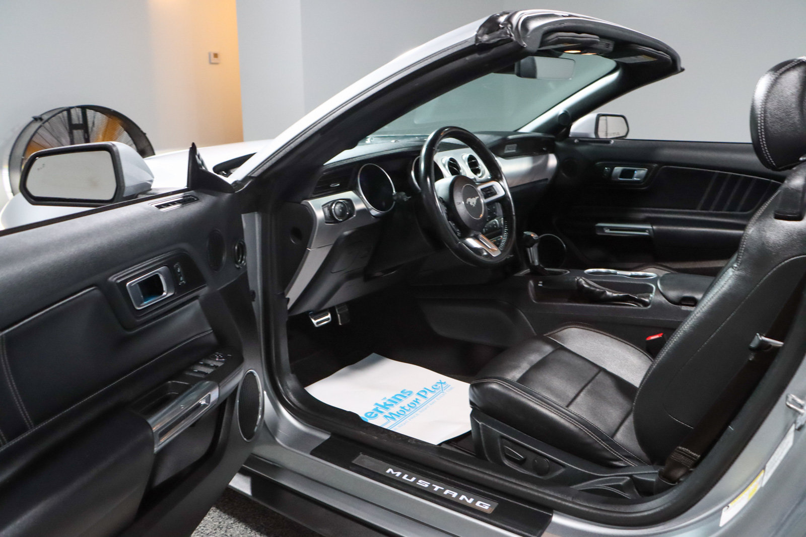 Used 2022 Ford Mustang Premium RWD image 3
