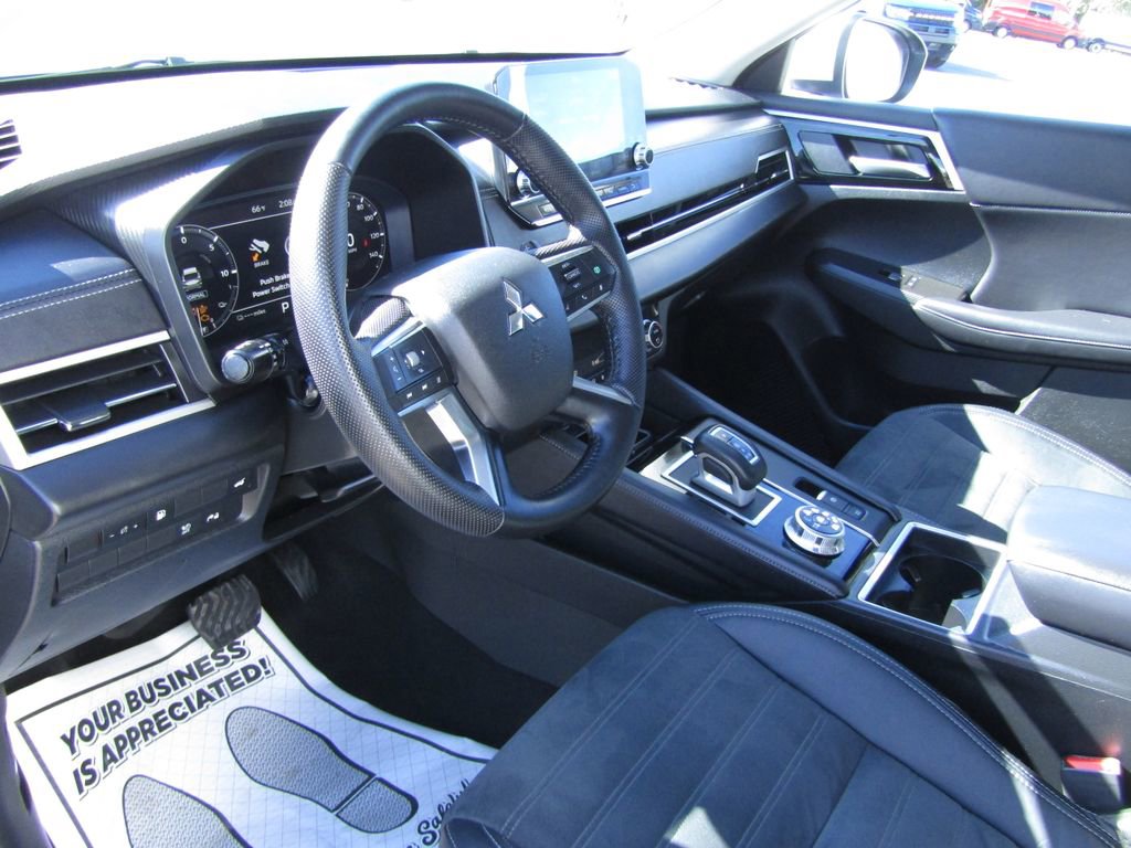 Used 2023 Mitsubishi Outlander SE image 8