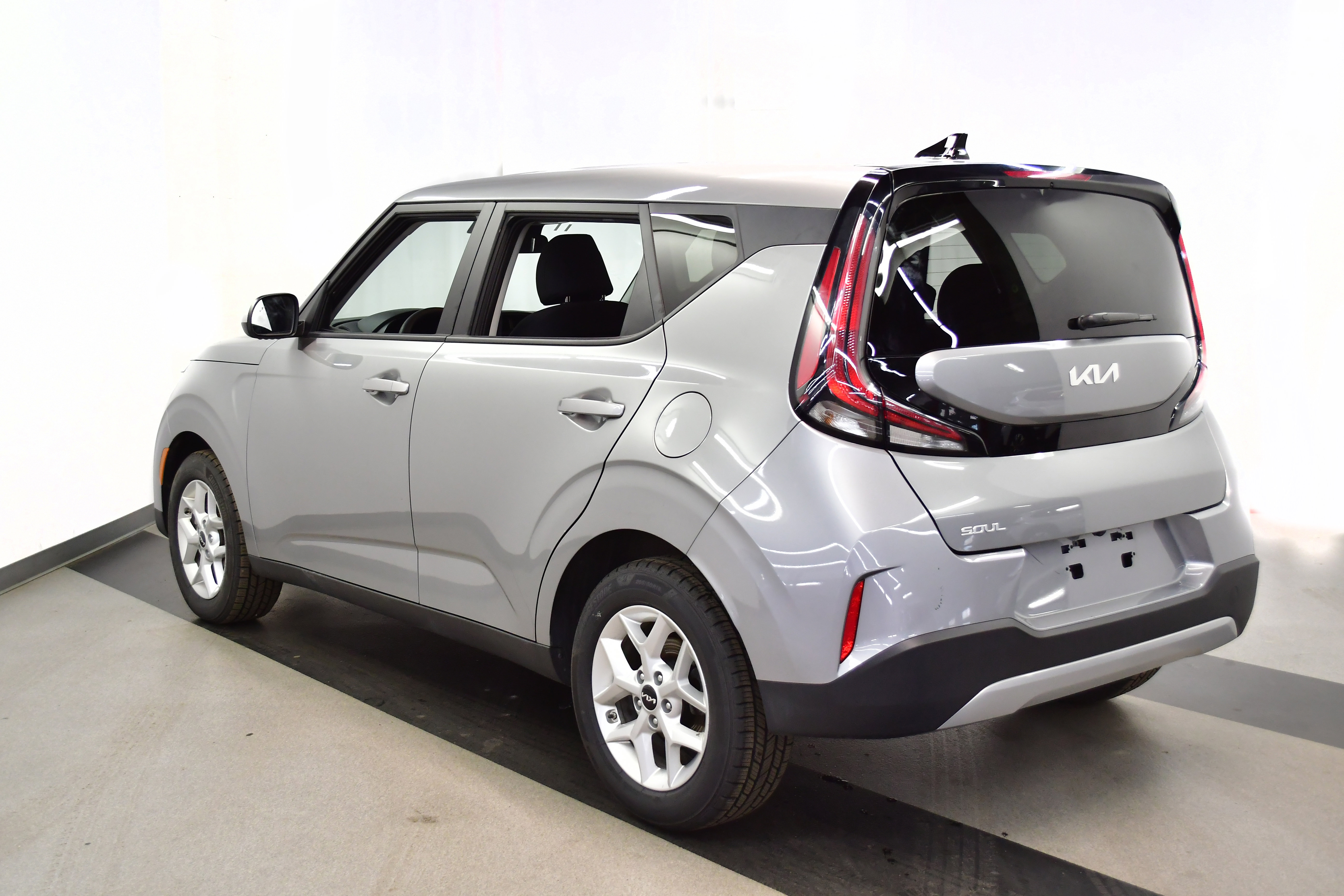 Used 2025 Kia Soul LX w/ LX Technology Package image 5