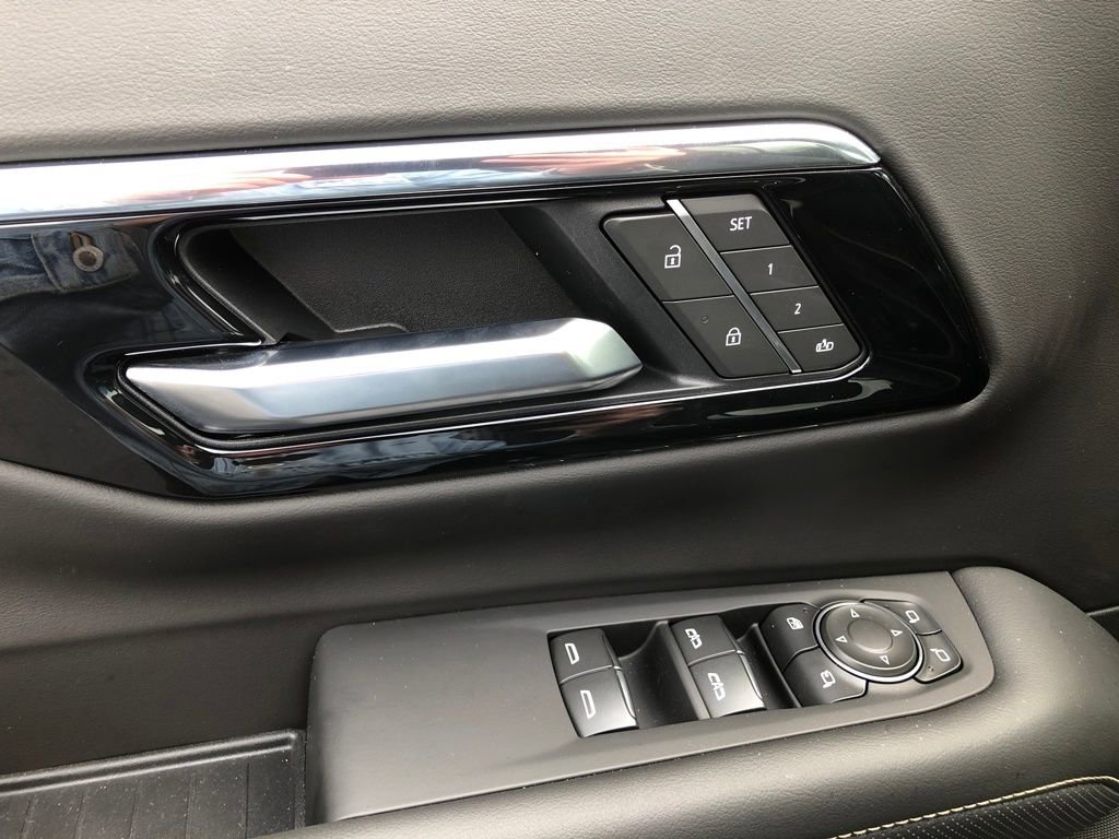 Used 2025 Chevrolet Suburban Premier image 19