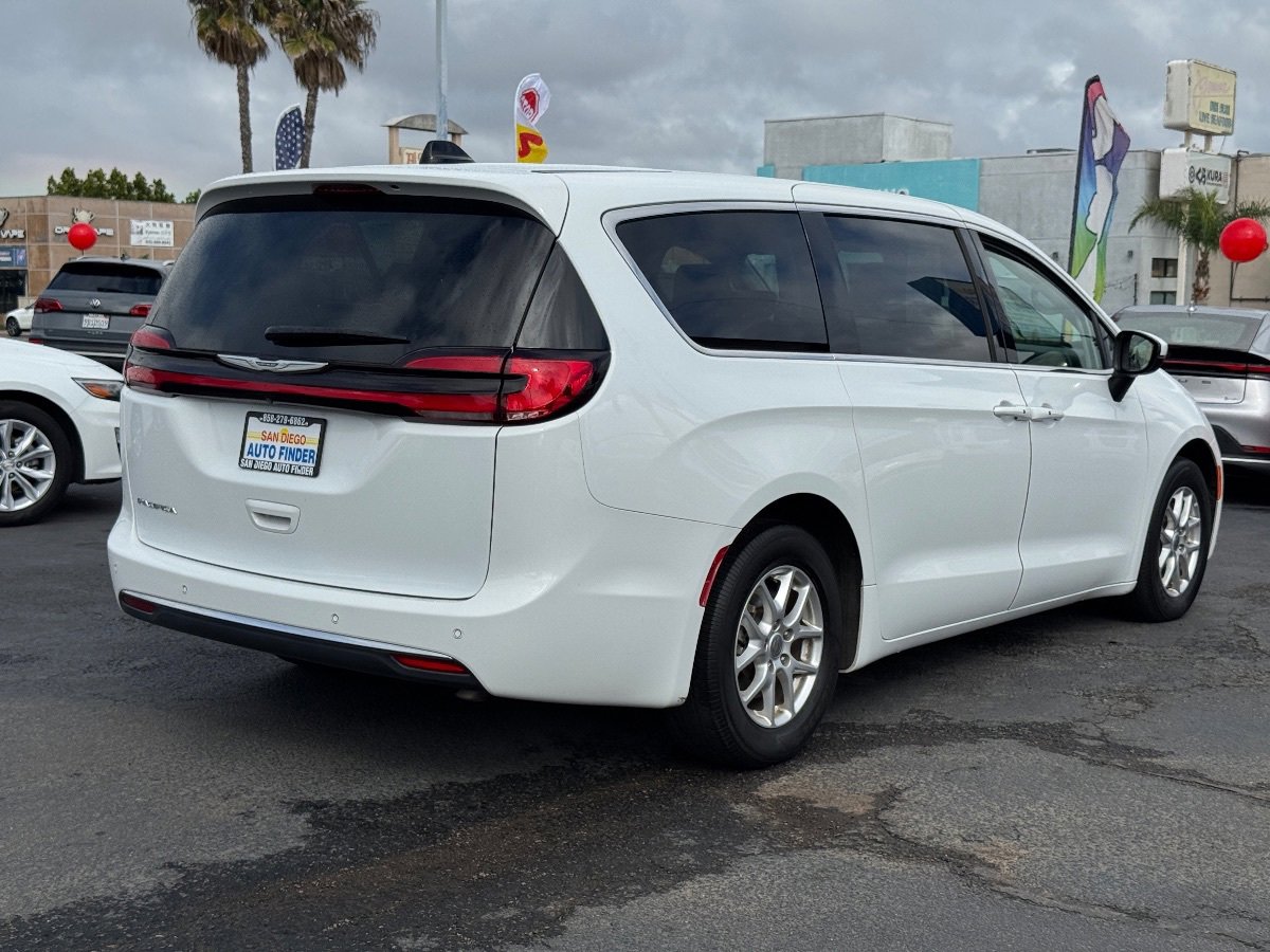Used 2023 Chrysler Pacifica Touring-L FWD image 13