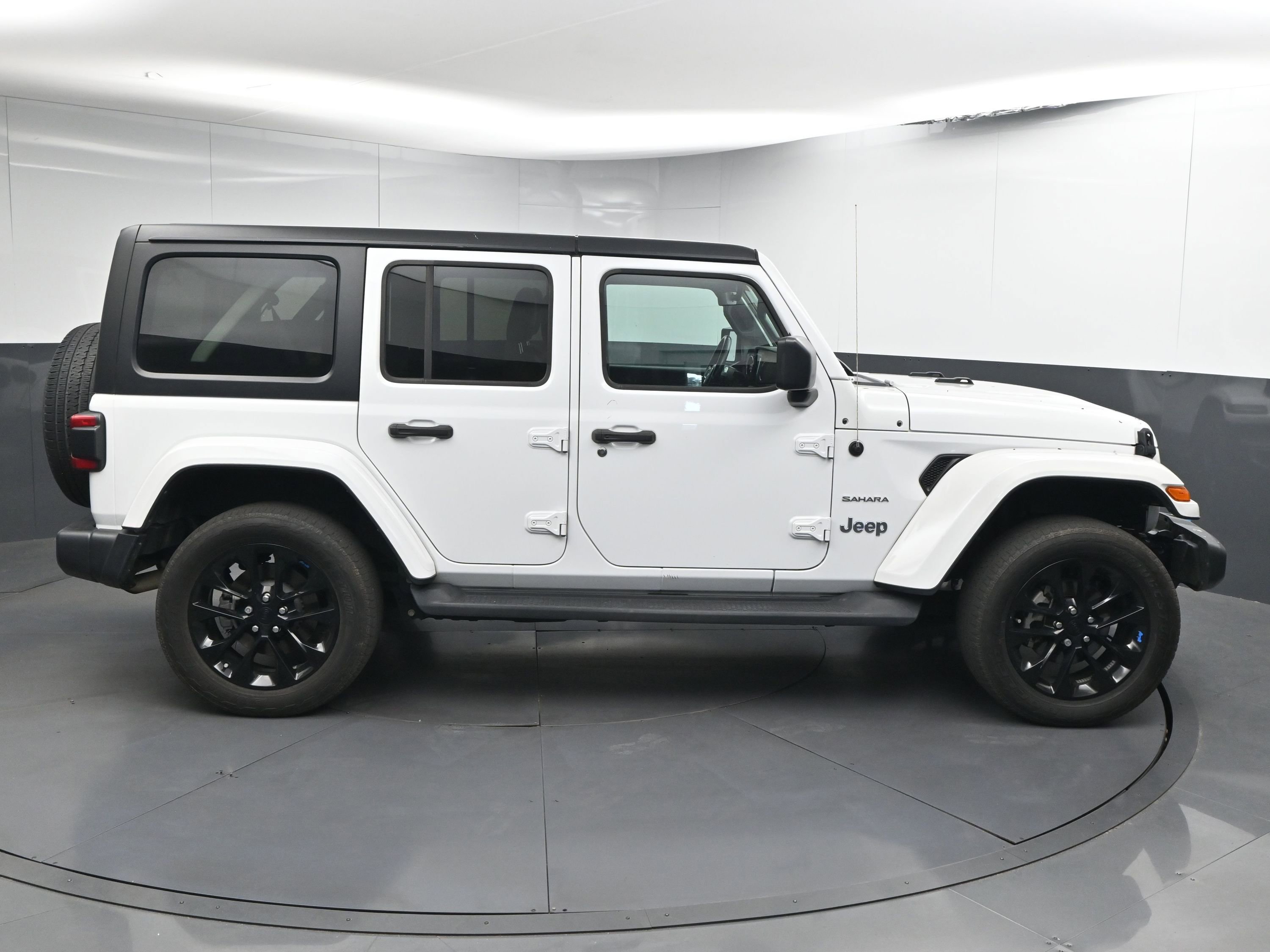 Used 2022 Jeep Wrangler Unlimited Sahara w/ Cold Weather Group image 9