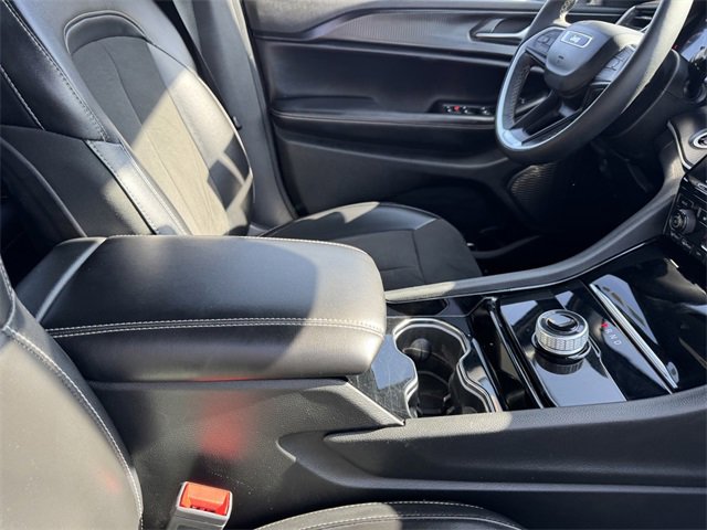 Used 2023 Jeep Grand Cherokee Altitude image 6