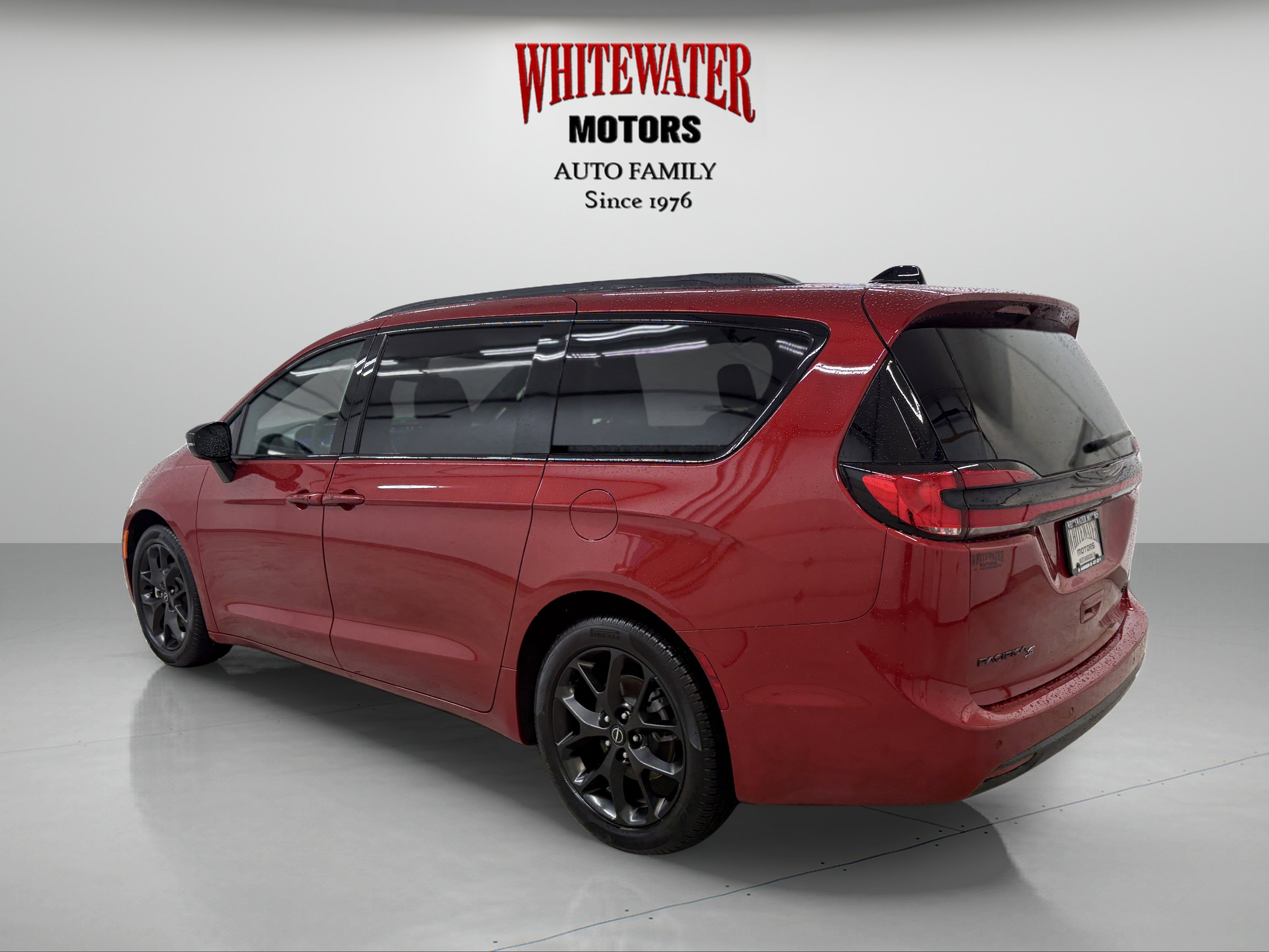 Used 2025 Chrysler Pacifica Limited image 2