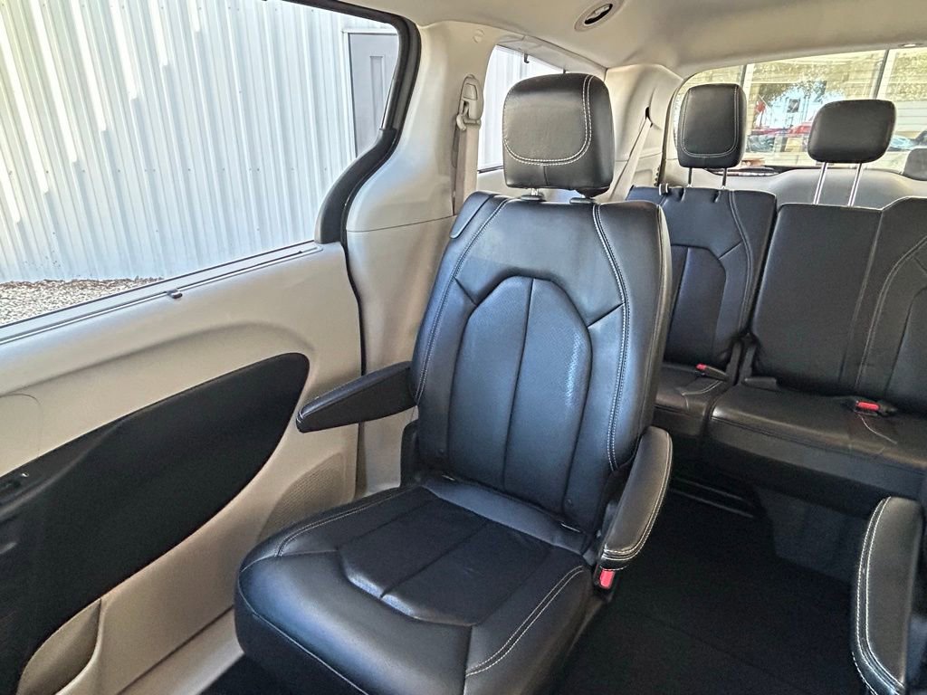 Used 2022 Chrysler Pacifica Touring-L image 12