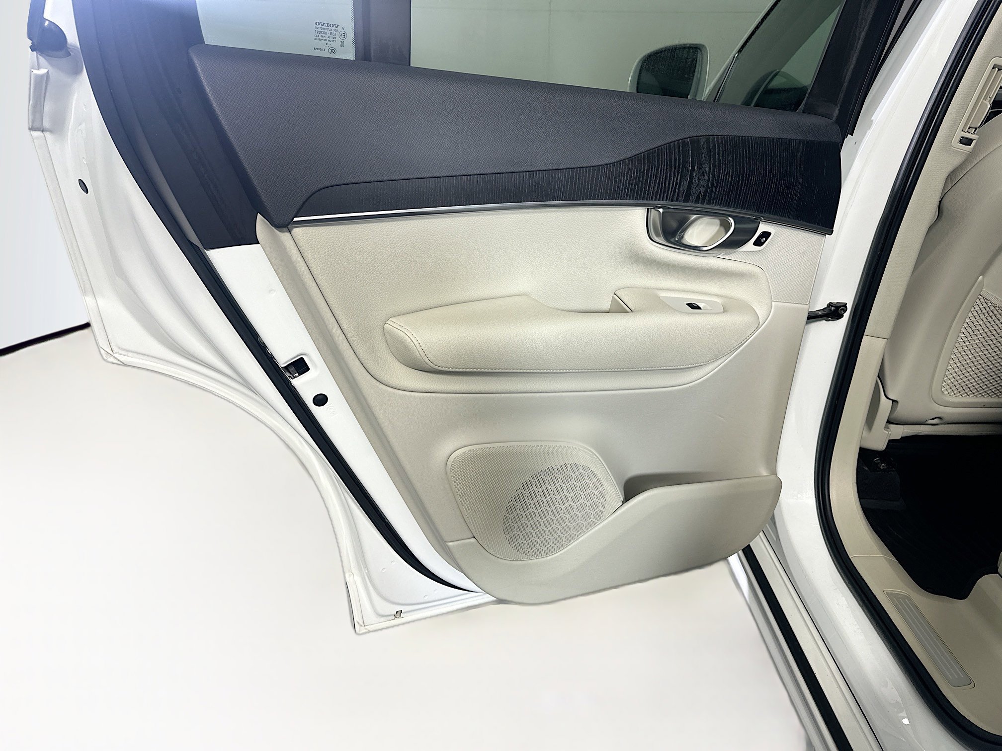 Used 2020 Volvo XC90 T5 Momentum FWD image 28