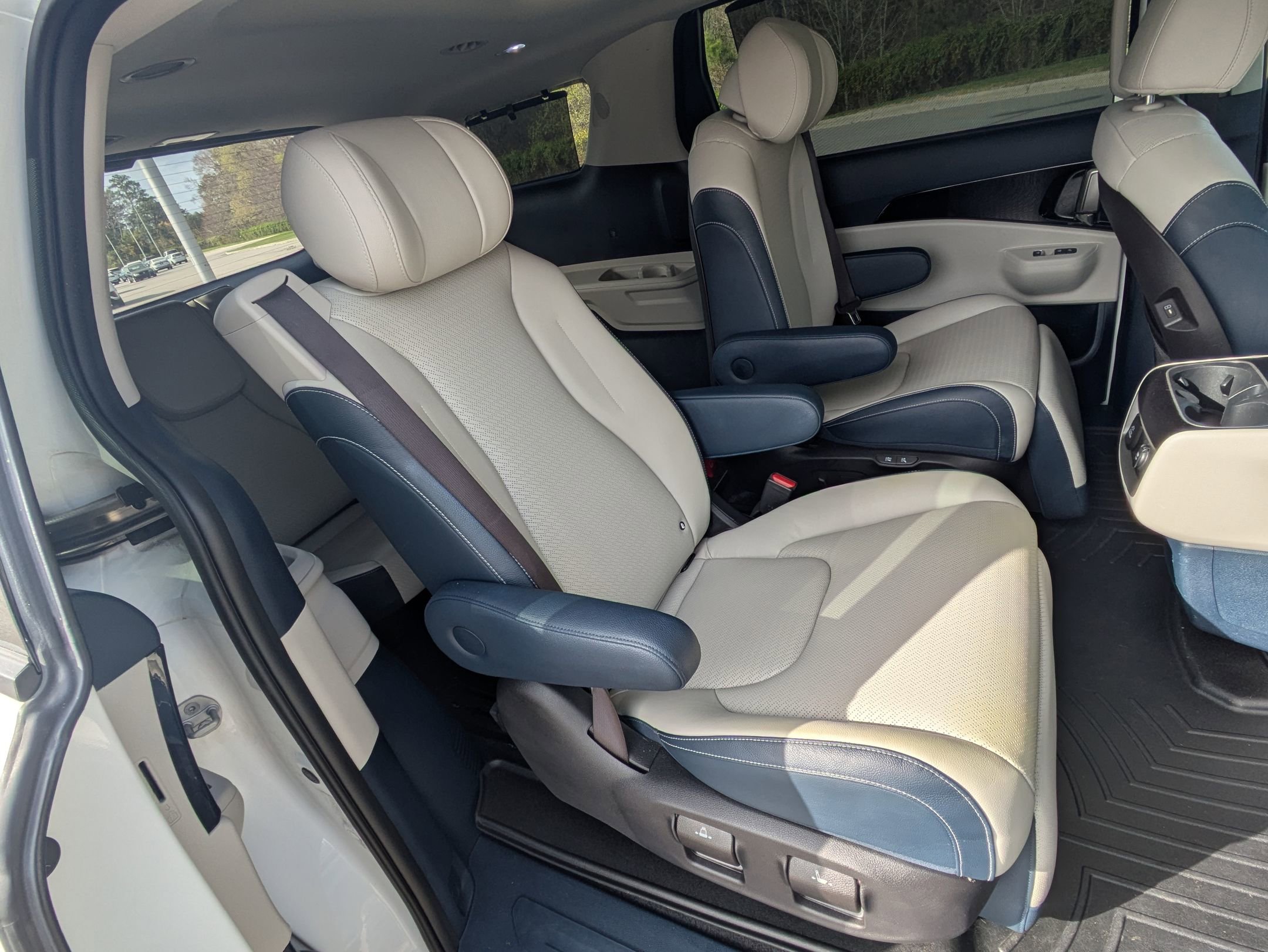 Used 2025 Kia Carnival SX Prestige image 29