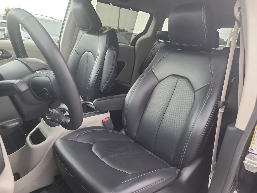 Certified 2023 Chrysler Pacifica Touring-L FWD image 21