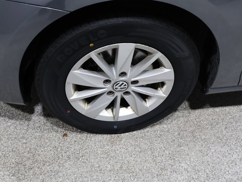 Used 2015 Volkswagen Golf S image 8