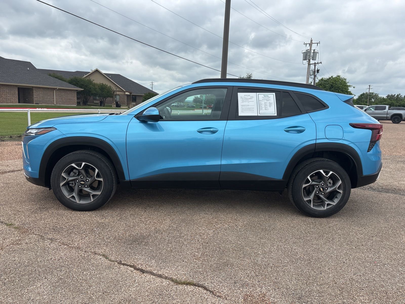 Certified 2025 Chevrolet Trax LT w/ Driver Confidence Package FWD image 2