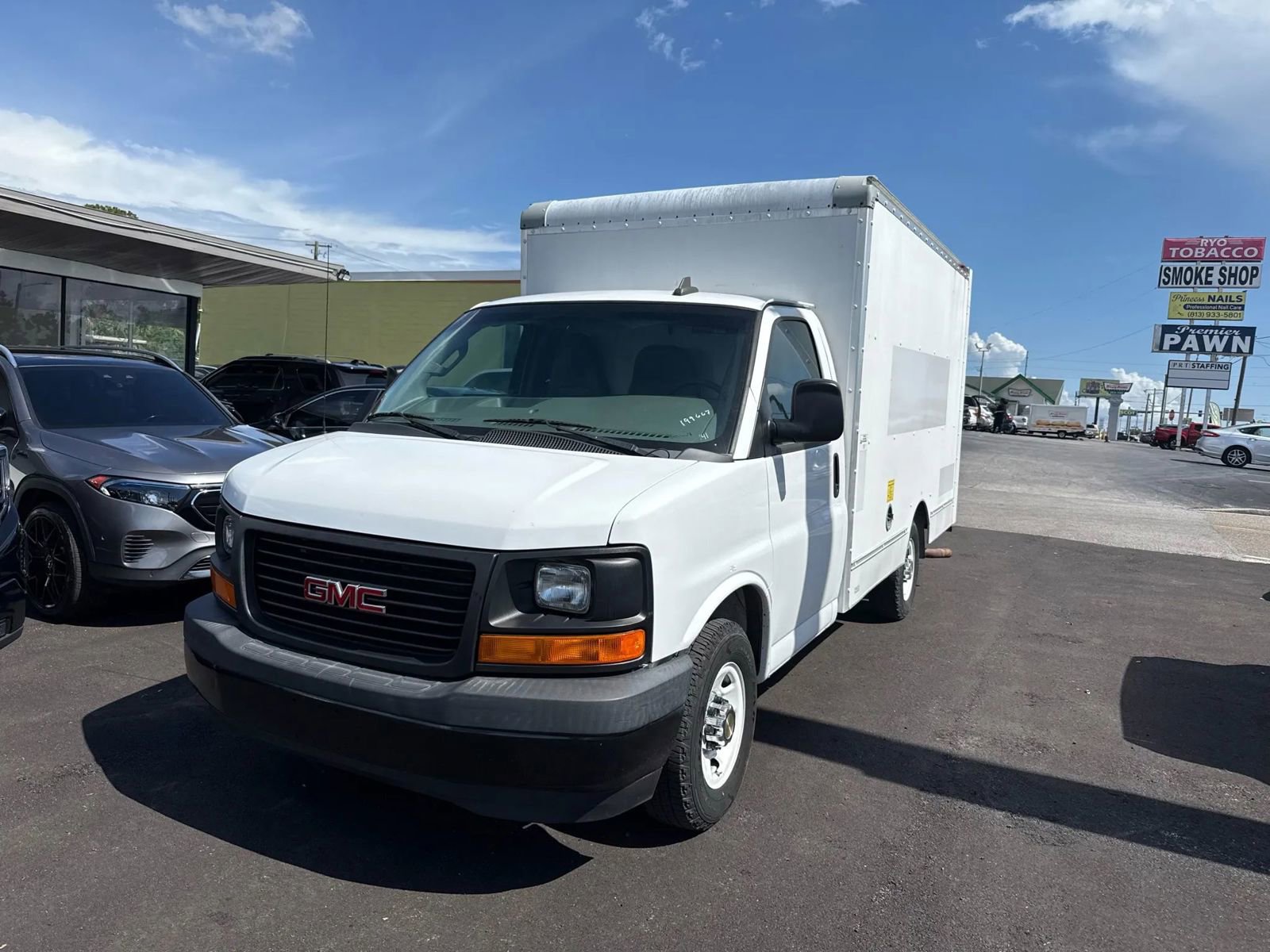 Used 2017 GMC Savana 3500 RWD image 1