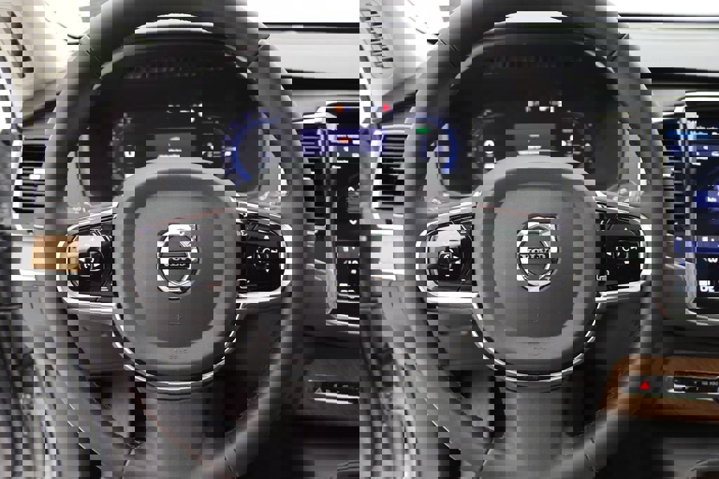 Used 2024 Volvo XC90 T8 Plus w/ Protection Package Premier image 16