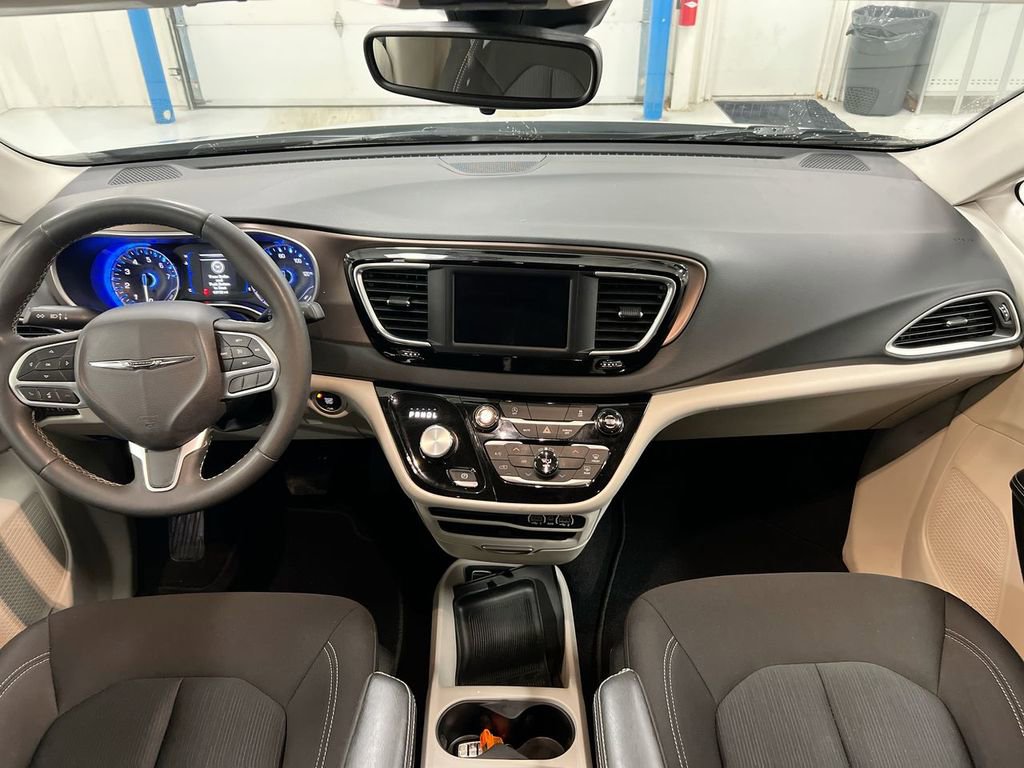 Used 2023 Chrysler Voyager LX image 10