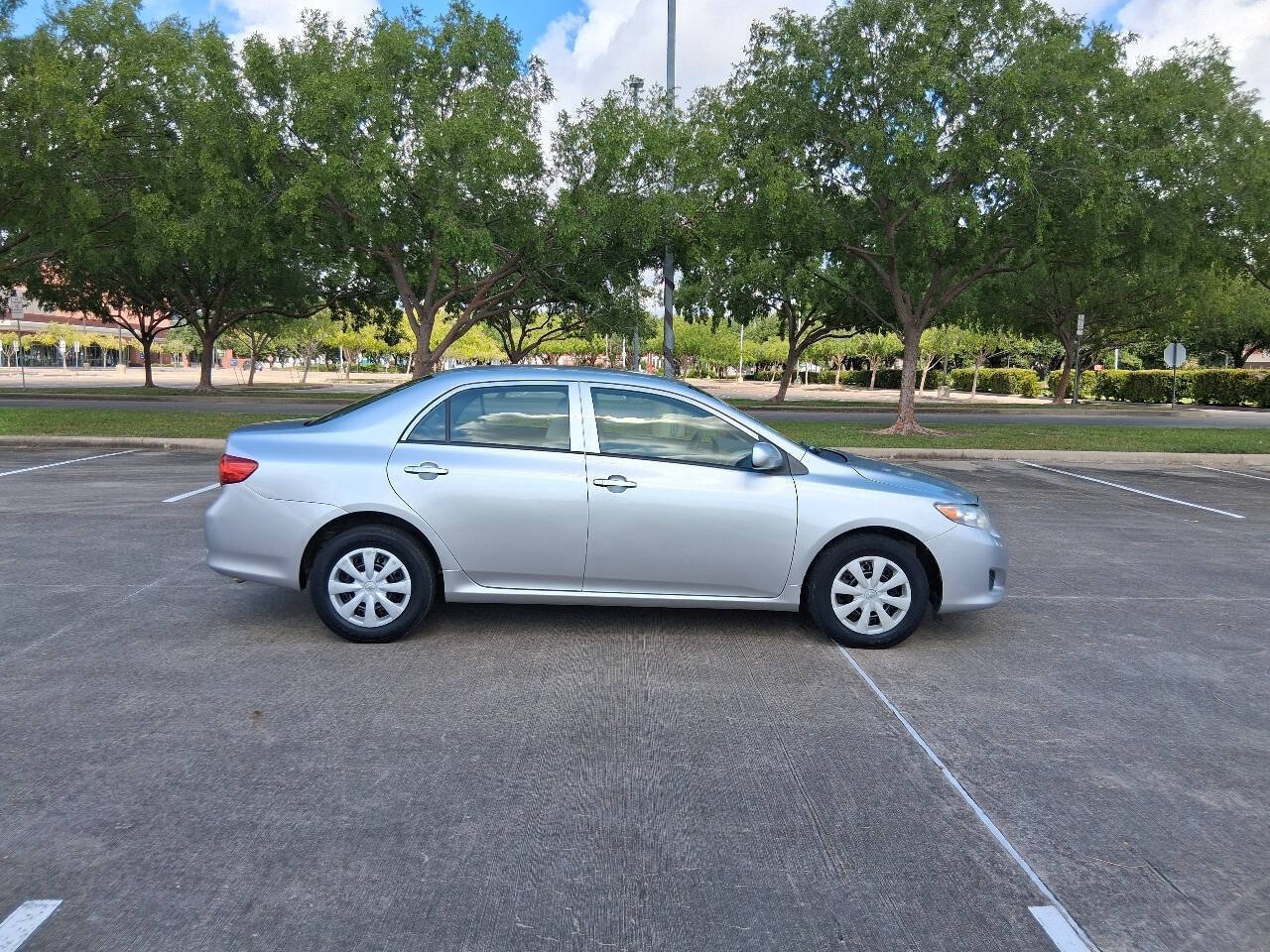 Used 2010 Toyota Corolla LE FWD image 7