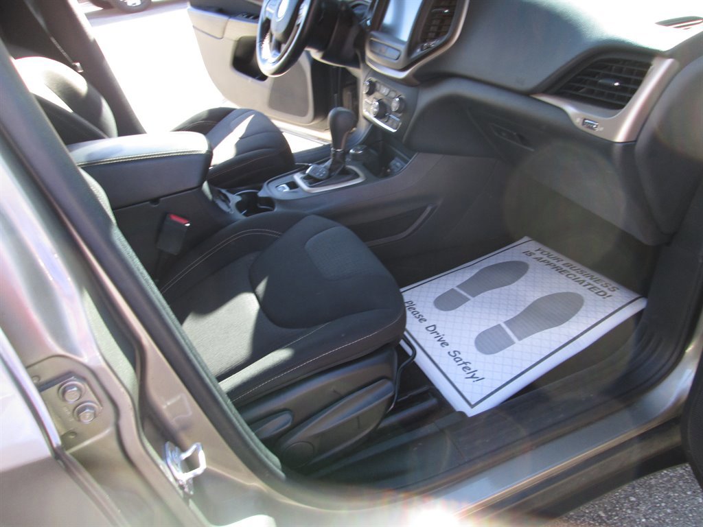 Used 2017 Jeep Cherokee Latitude w/ Comfort/Convenience Group image 17