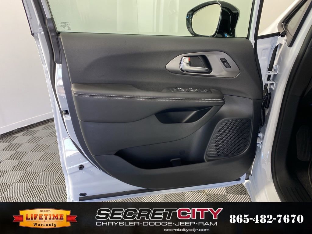 New 2026 Chrysler Pacifica Select image 12