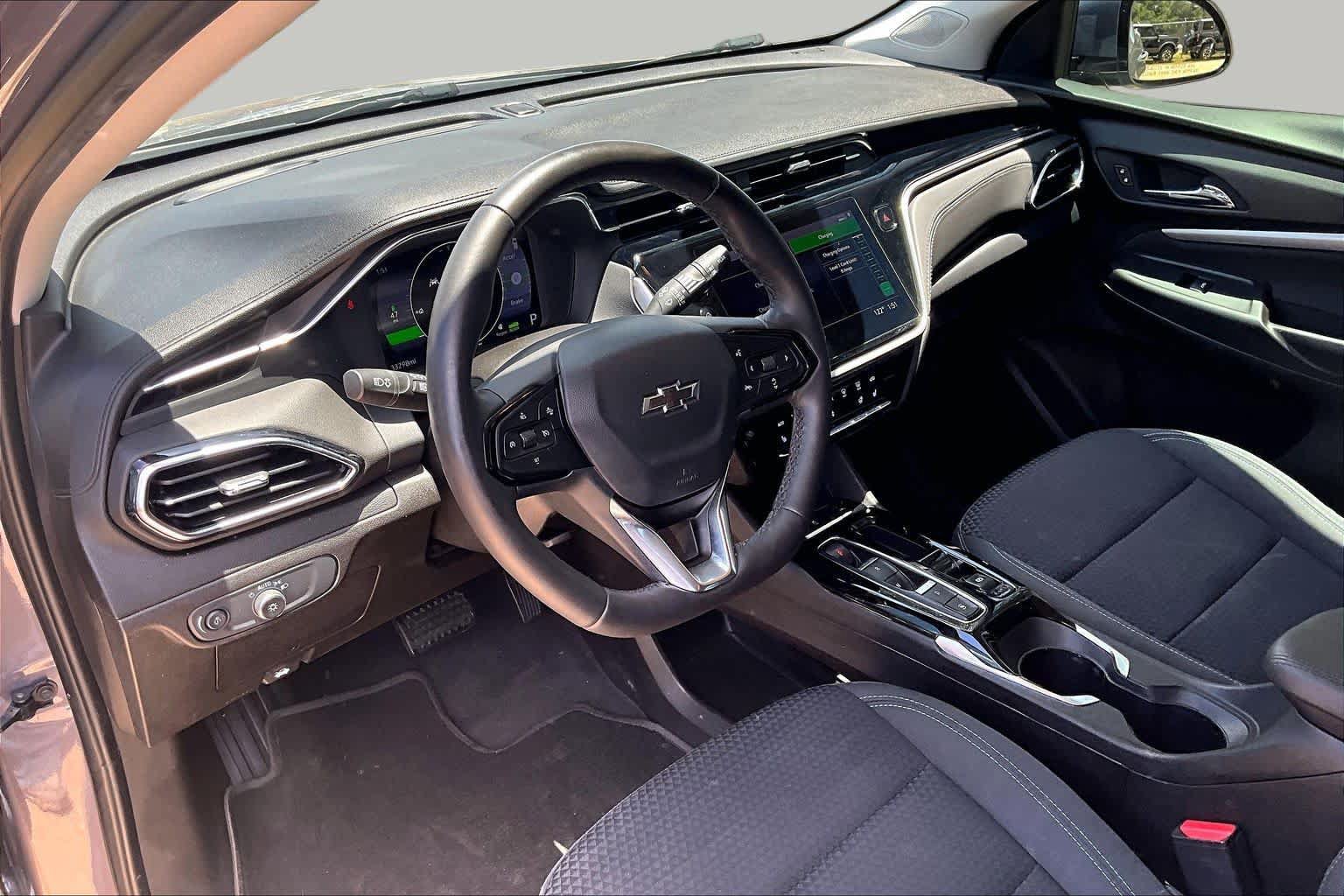 Used 2022 Chevrolet Bolt EUV LT w/ Comfort Package FWD image 17