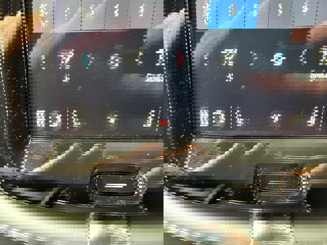 Used 2024 Volvo XC60 B5 Core image 24