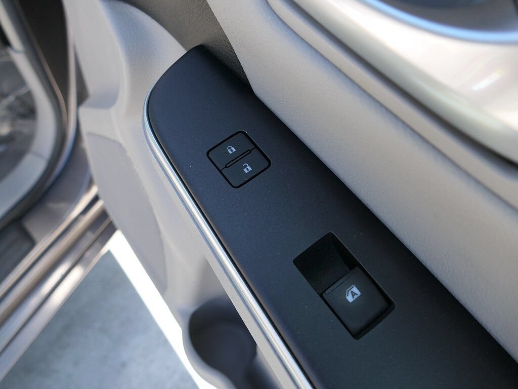 Used 2017 Toyota Camry XLE w/ Moonroof Package FWD image 28