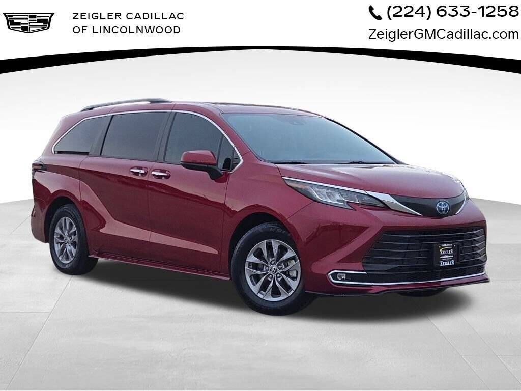 Used 2023 Toyota Sienna XLE image 1