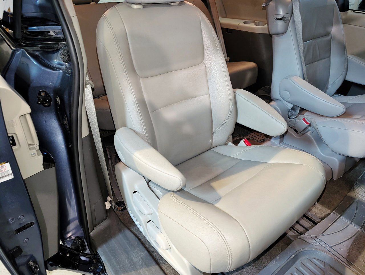 Used 2017 Toyota Sienna XLE image 24