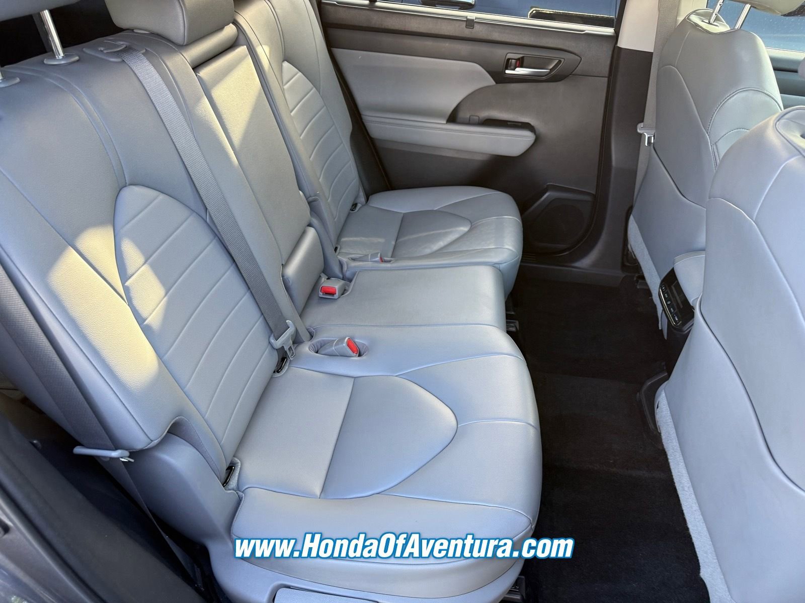 Used 2023 Toyota Highlander XLE FWD image 11
