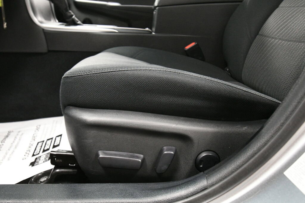 Used 2017 Toyota Camry LE image 11