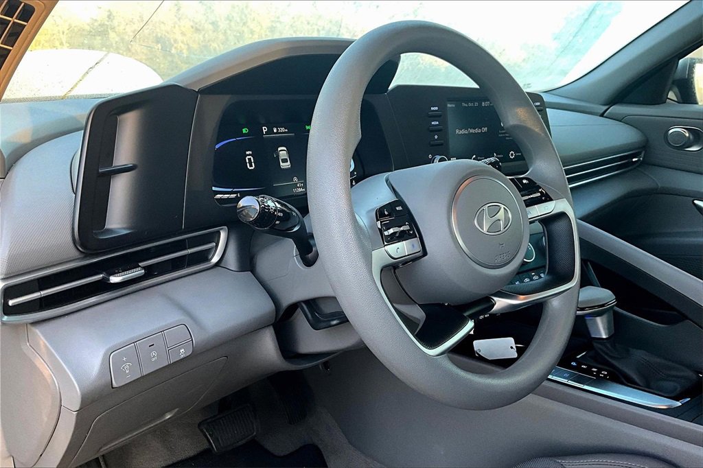 Used 2025 Hyundai Elantra SE image 9