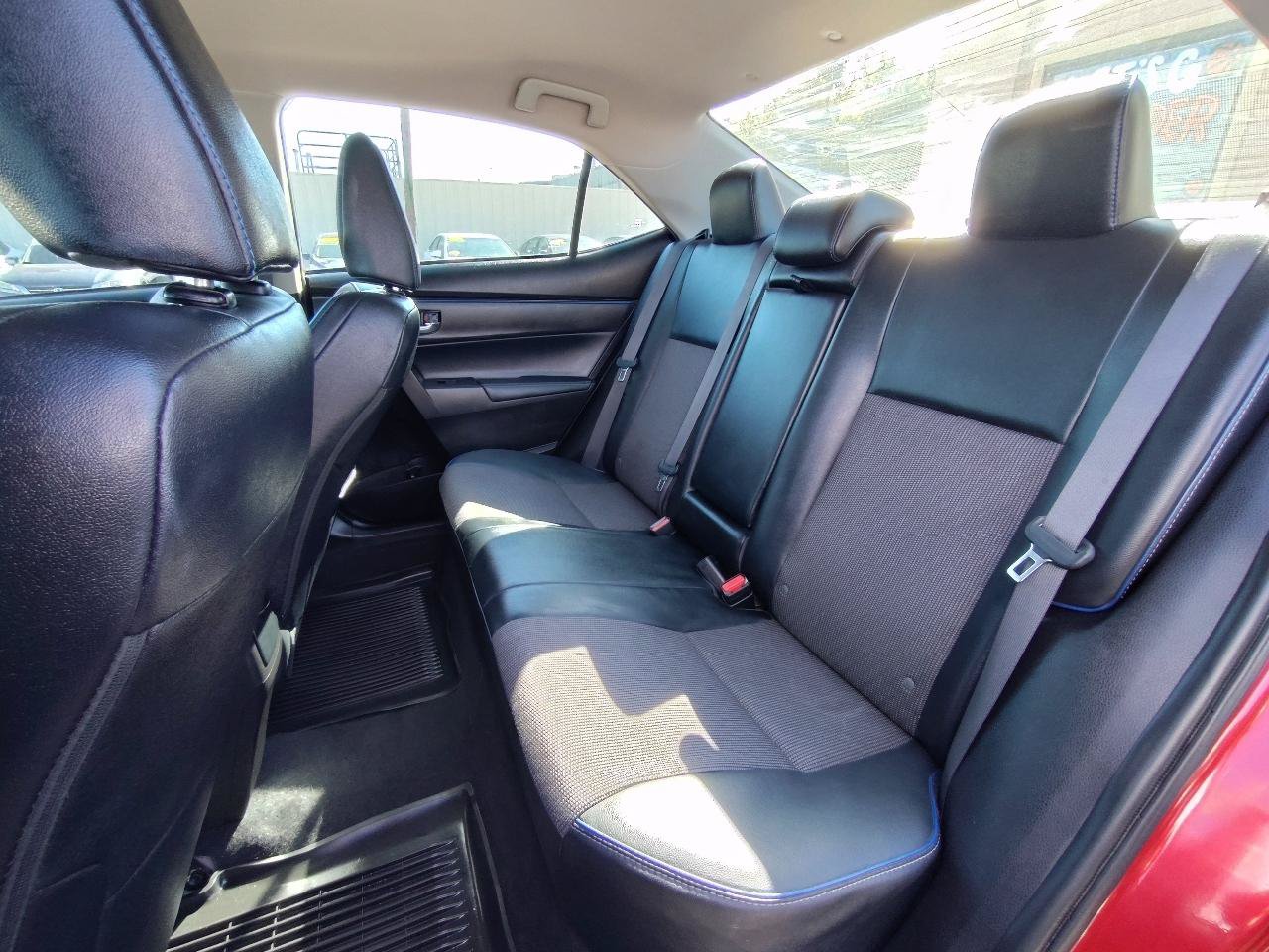 Used 2017 Toyota Corolla SE FWD image 30