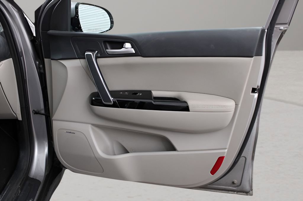 Used 2022 Kia Sportage EX w/ EX Technology Package image 16