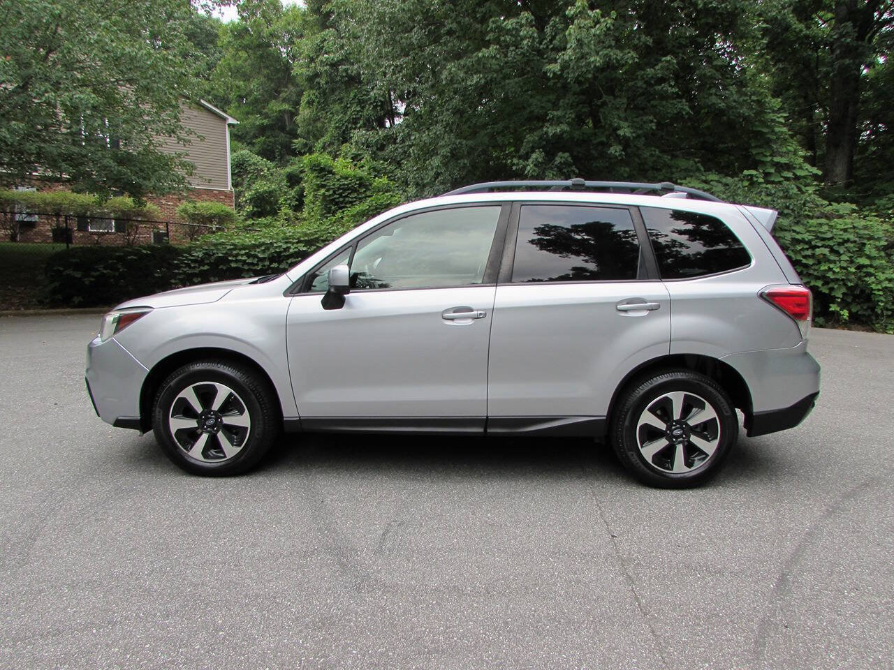 Used 2017 Subaru Forester 2.5i Premium AWD/4WD image 3