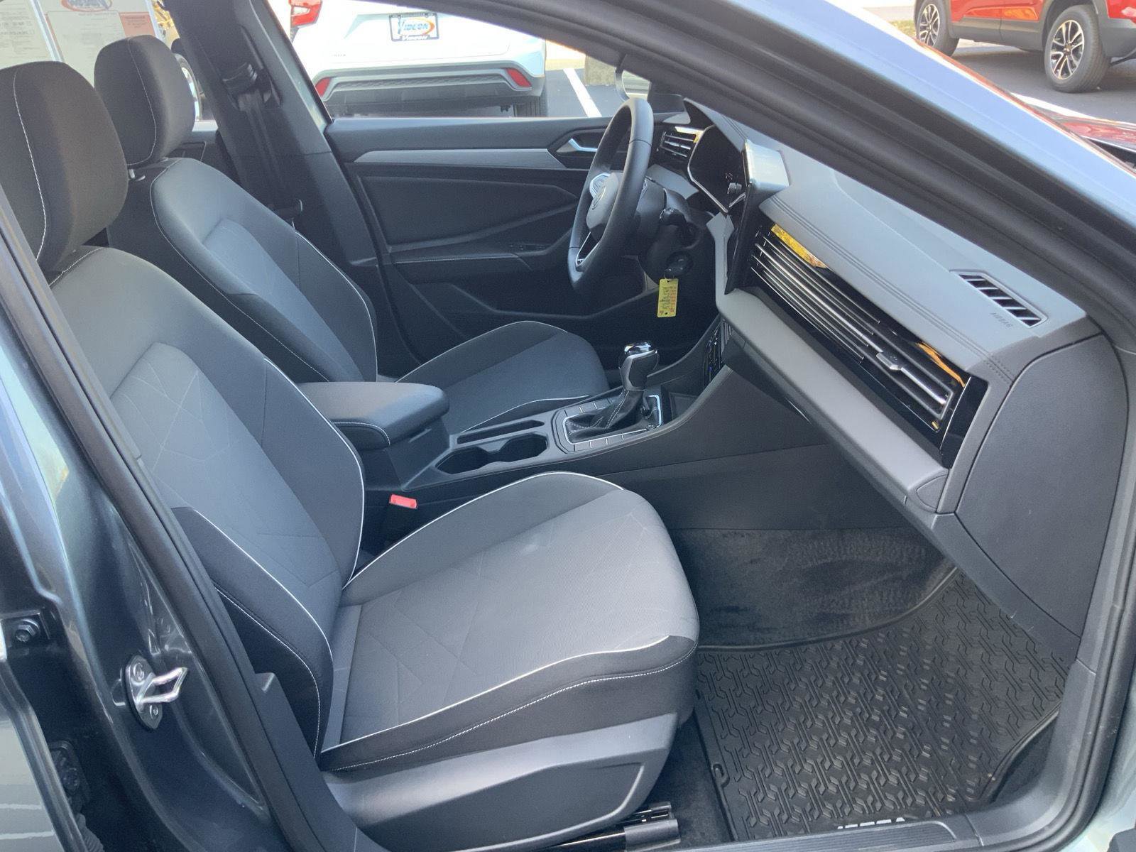 Used 2025 Volkswagen Jetta Sport image 13